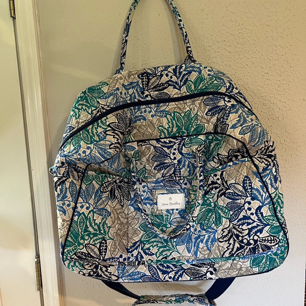 Vera Bradley Large zip up travel tote with Peacock quilted print, blue,